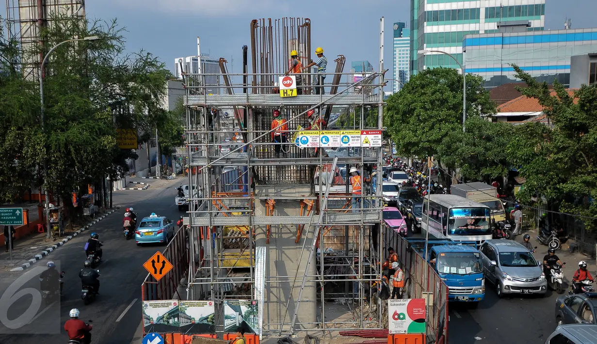 Kendaraan melintas di sekitar proyek pembangunan busway layang Ciledug-Tendean di kawasan Mampang, Jakarta, Kamis (6/8/2015). Pengerjaan tiang fondasi jalan layang Koridor XIII direncanakan rampung pada Agustus 2015 ini. (Liputan6.com/Yoppy Renato)