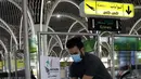 Seorang penumpang mensterilkan tangannya di Bandara Internasional Baghdad di Baghdad, Irak, pada 23 Juli 2020. Otoritas Penerbangan Sipil Irak membuka kembali penerbangan internasional reguler pada Kamis (23/7), kendati total infeksi COVID-19 di negara tersebut mencapai 102.226. (Xinhua)