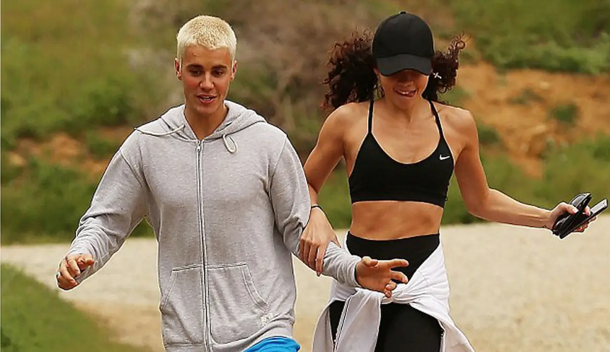 Tampilan keduanya bergaya kasual saat itu, wanita berambut curly itu terlihat mengenakan topi baseball berwarna hitam dengan celana legging hitam yang dipadukan dengan sport bra. (doc.dailymail.com)