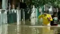 VIDEO: Terendam Banjir 1 Meter, Ratusan Warga Karawang Mengungsi