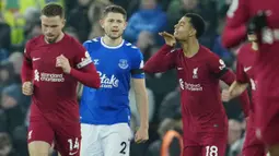 Pemain Liverpool, Cody Gakpo, melakukan selebrasi setelah mencetak gol ke gawang Everton pada laga Liga Inggris di Stadion Anfield, Selasa (14/2/2023). Cody Gakpo akhirnya mencetak gol perdananya setelah memaksimalkan umpan silang mendatar dari Trent Alexander-Arnold. (AP Photo/Jon Super)