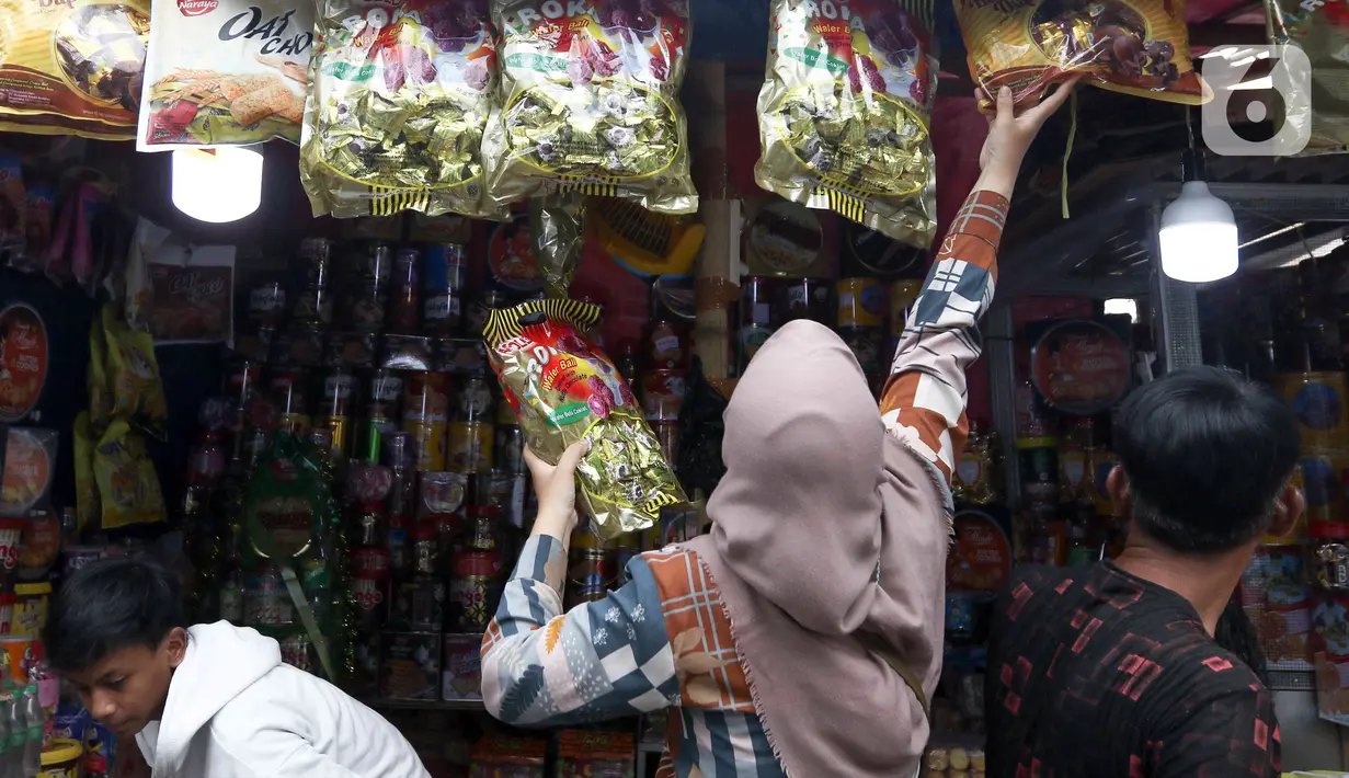 Harga kue tergantung merek dan jenisnya. (Liputan6.com/Herman Zakharia)