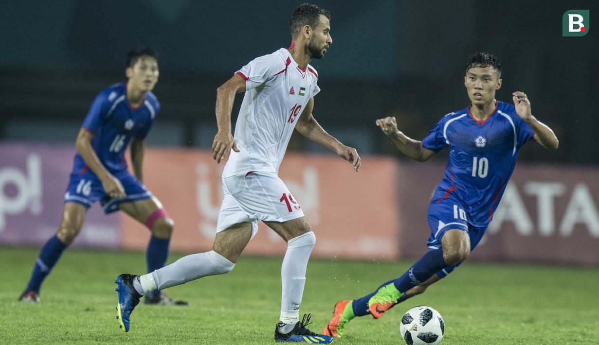 Gelandang Palestina, Sameh Maraaba, berusaha melewati striker Taiwan, Chaoan Chen, pada laga Grup A Asian Games di Stadion Patriot, Jawa Barat, Jumat (10/8/2018). Kedua negara bermain imbang 0-0. (Bola.com/Vitalis Yogi Trisna)