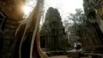 Wisatawan mengunjungi kompleks kuil Ta Prohm di provinsi Siem Reap, Kamboja. Kuil yang semakin populer semenjak digunakan untuk lokasi syuting film Tomb Raider tersebut memiliki nilai sejarah tinggi dan masih terjaga keasliannya. (REUTERS/Samrang Pring)
