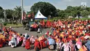 Massa yang tergabung dalam Komite 1 Mei Untuk Kemerdekaan, Kesejahteraan, dan Kesetaraan (KOMITMEN) saat menggelar aksi Peringatan 20 Tahun Reformasi di depan Istana Merdeka, Jakarta, Minggu (20/5). (Merdeka.com/Iqbal S Nugroho)