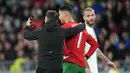 Pemain Portugal, Cristiano Ronaldo, pasrah berswafoto dengan fans saat melawan Slovenia pada laga persahabatan di Stadion Stozice, Ljubljana, Rabu (27/3/2024). (AP Photo/Darko Bandic)