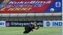 Penjaga gawang Bhayangkara FC Awan Setho Raharjo berhasil menghalau tendangan dari pemain Madura United dalam pertandingan BRI Liga 1 2021/2022 antara Bhayangkara FC melawan Madura United di Stadion Si Jalak Harupat, Kabupaten Bandung, Sabtu (18/9/2021). (Bola.com/Ikhwan Yanuar)