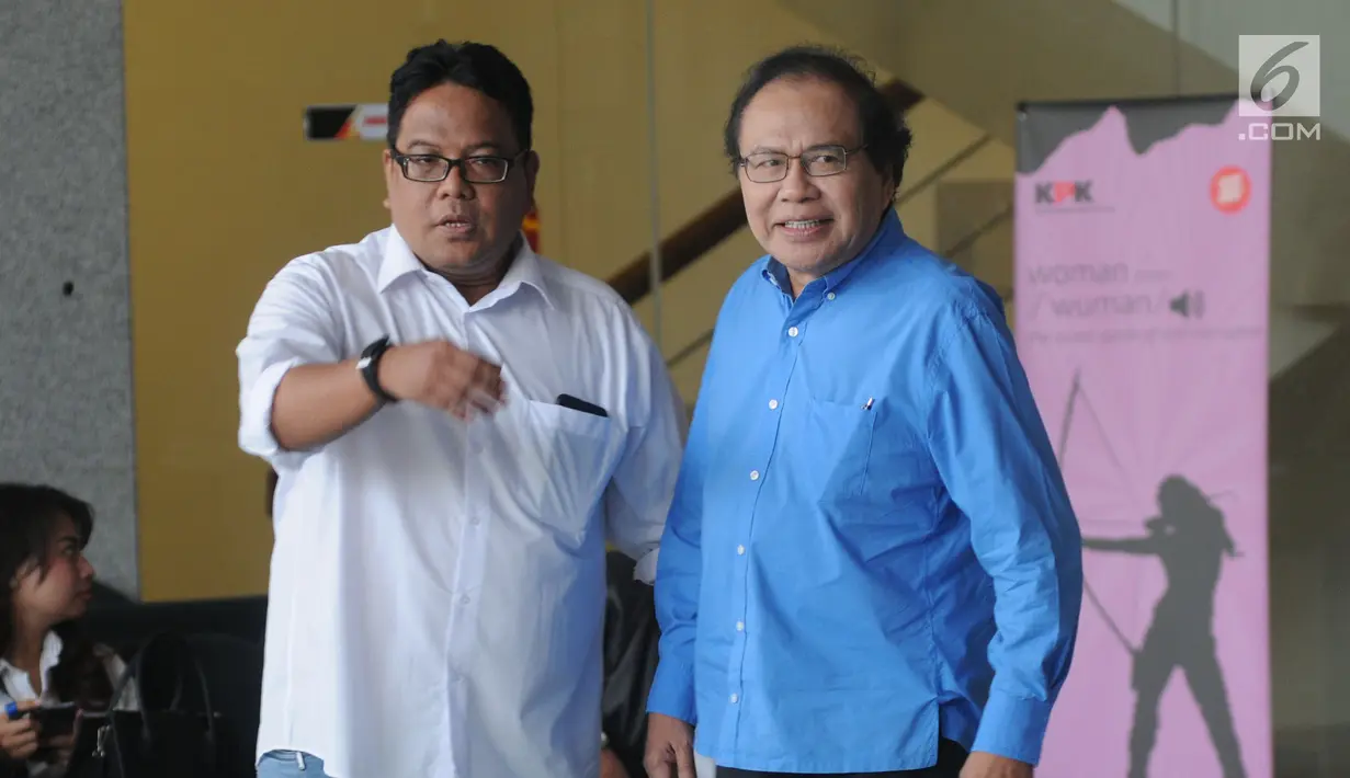 Mantan Menko Ekuin sekaligus Ketua KKSK periode 2000-2001, Rizal Ramli menunggu di lobi gedung KPK, Jakarta, Jumat(11/07/2019).  Rizal Ramli diperiksa sebagai saksi untuk tersangka Sjamsul Nursalim.  (merdeka.com/Dwi Narwoko)