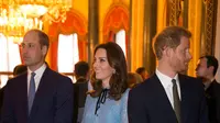 Pangeran William didampingi Kate Middleton serta Pangeran Harry menghadiri Hari Kesehatan Mental Sedunia di Istana Buckingham, London, Selasa (10/10). Kate mengalami morning sickness parah untuk kehamilan anak ketiganya itu. (Heathcliff O'Malley/pool AP)