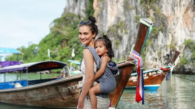Gaya Seleb Cantik Gendong Anak (sumber: instagram/@