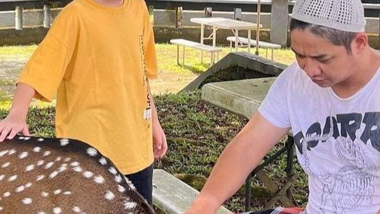 Gaya Santai Pasha Ungu Beri Makan si 'Carlos', Sarungan Pakai Kaos Oblong