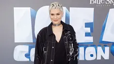 Penyanyi Jessie J berpose saat menghadiri pemutaran perdana film Ice Age: Collision Course di Fox Studios Lot, Los Angeles, AS, (16/7). Jessie J mengisi suara untuk karakter binatang bernama Brooke. (REUTERS / Danny Moloshok)
