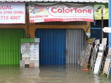 Suasana pertokoan yang tutup akibat banjir di Jalan KH Hasyim Ashari, Ciledug, Tangerang, Kamis (2/1/2020). Banjir yang melanda Ciledug dan sekitarnya membuat aktivitas perekonomian di kawasan tersebut lumpuh sementara. (Liputan6.com/Angga Yuniar)