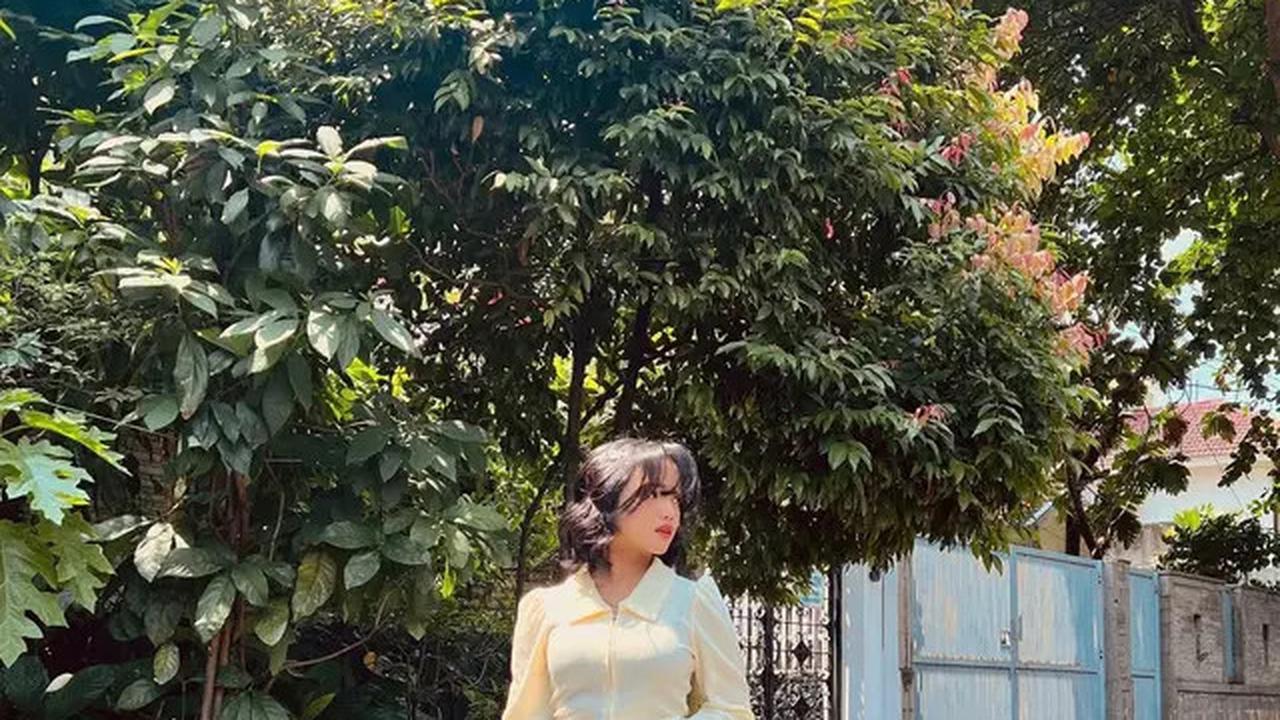8 Pilihan Gaya Padu Padan Jeans ala Fuji, Super Stylish dan Kece Abis