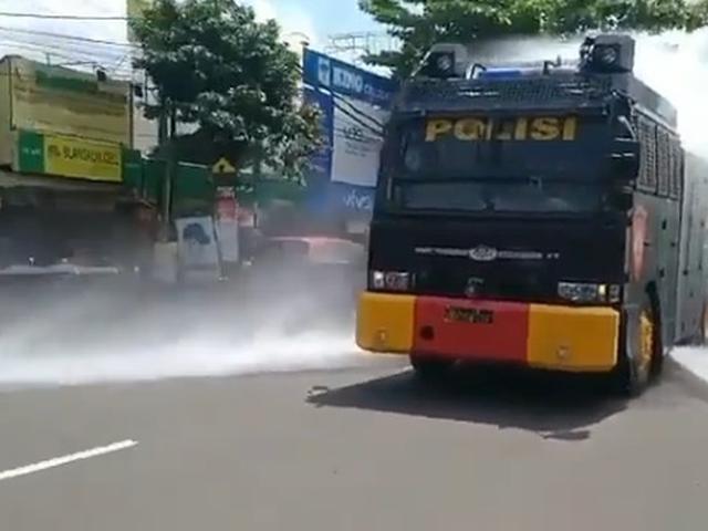 Pakai Water Cannon Polisi Semprotkan Cairan Disinfektan Di Jalan Raya Otomotif Liputan6 Com