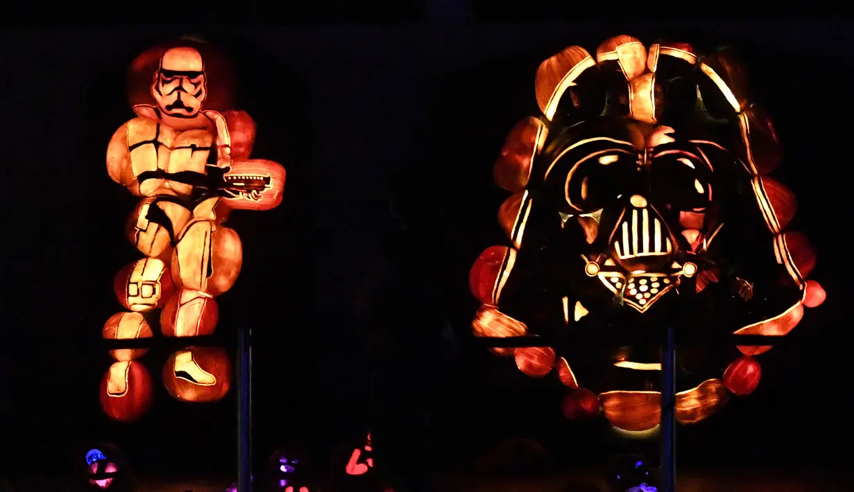 Kreasi seni berwujud tokoh Star Wars yang dibuat dari labu pada perayaan malam Festival Halloween di Los Angeles, California (16/10). Perayaan ini juga dikenal dengan sebutan Allhalloween, All Hallows' Eve, atau All Saints' Eve. (AFP/Mark Ralston)
