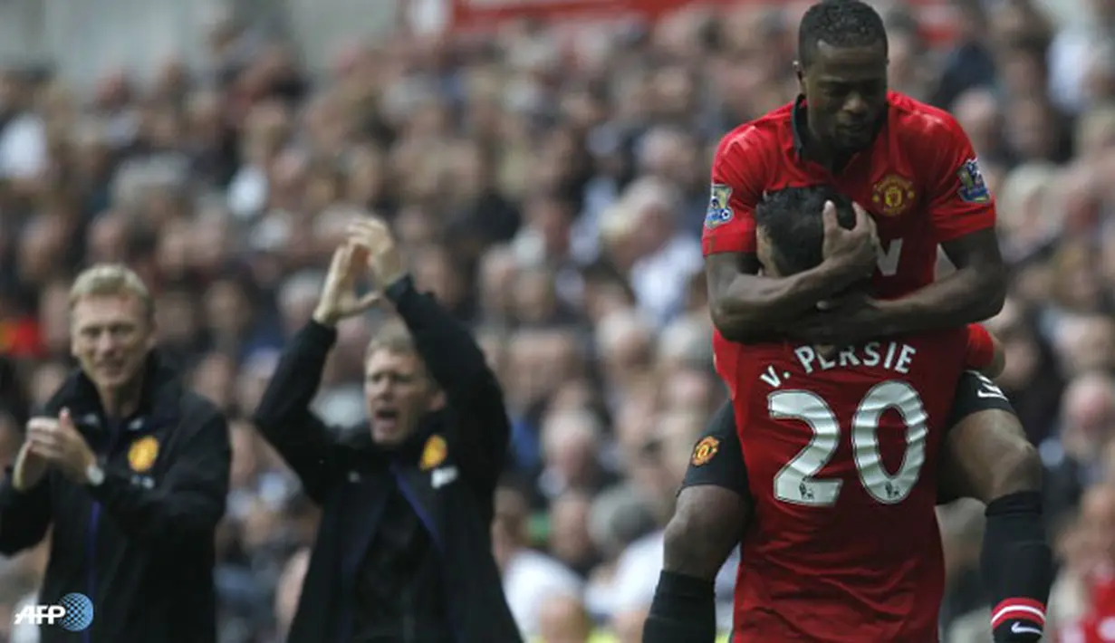 Robin van Persie Merayakan gol dengan patrick Evra saat pertandingan sepak bola Liga Premier Inggris antara Swansea City dan Manchester United di Stadion Liberty, Sabtu(17 Agustus 2013). (AFP/Ian Kington)