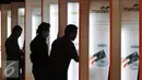 Transaksi melalui ATM di salah satu pusat perbelanjaan, Jakarta, Senin (15/2/2016). Level terendah rata-rata nasional kurs tengah eceran Rupiah terhadap dolar AS terjadi pada minggu ketiga Januari, yaitu Rp13.863,13 per USD. (Liputan6.com/Angga Yuniar)  