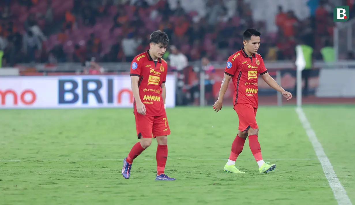 Pemain Persija Jakarta, Witan Sulaeman dan Ryo Matsumura, tertunduk lesu setelah ditahan imbang Dewa United pada laga pekan kelima BRI Liga 1 2024/2025 di Stadion Utama Gelora Bung Karno, Jakarta, Senin (16/9/2024). (Bola.com/M Iqbal Ichsan)