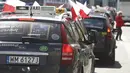 Sejumlah sopir taksi memblokir jalan di Warsawa saat menggelar unjuk rasa terkait maraknya sopir ilegal yang mengancam mata pencarian sopir taksi resmi, Polandia, Senin (5/6). (AP Foto / Czarek Sokolowski)