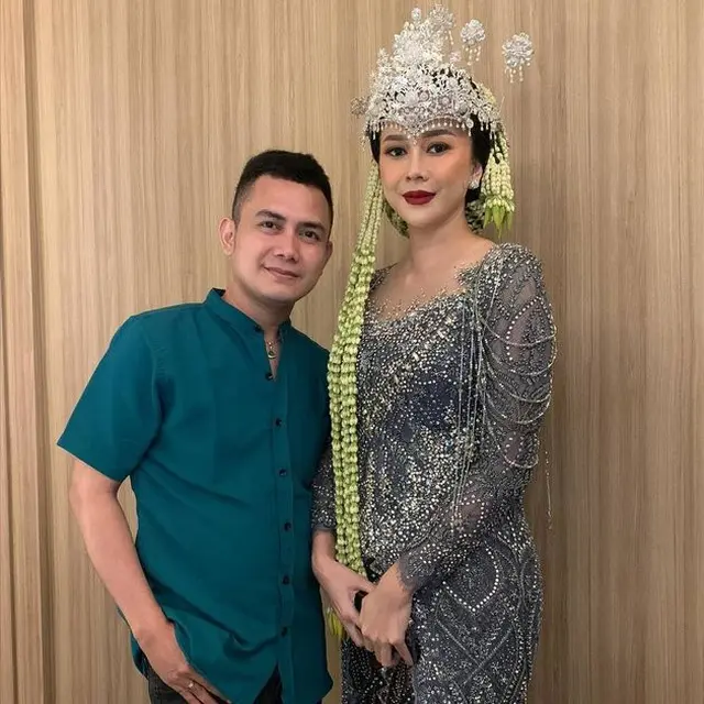 7 Potret Aura Kasih Pakai Busana Pengantin Ini Tampil Curi Perhatian