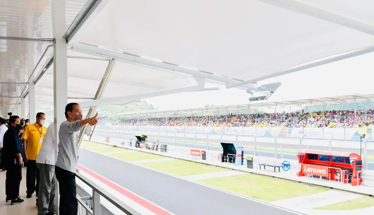 Presiden Joko Widodo saat berada di Pertamina Mandalika International Street Sirkuit, Nusa Tenggara Barat,Minggu (20/3/2022). Jokowi didampingi Ibu Iriana menghadiri gelaran MotoGP Indonesia. (Foto: Laily Rachev - Biro Pers Sekretariat Presiden)