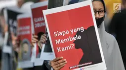 Aktivis menggelar aksi penolakan Rancangan Undang-undang Penghapusan Kekerasan Seksual (RUU PKS) di area car free day, Bundaran HI, Jakarta, Minggu (28/4/2019). Aksi itu menolak disahkannya RUU PKS yang tengah dibahas oleh DPR karena dinilai tidak berazaskan agama. (merdeka.com/Iqbal S. Nugroho)