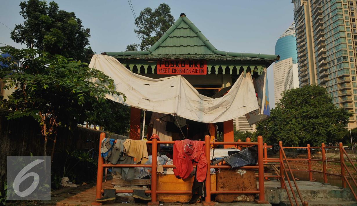 Kondisi Halte Waterway di Jakarta, Kamis (19/5). Sudah dua tahun halte itu digunakan sebagai tempat petugas UPK Badan Air untuk beristirahat dan menginap. (Liputan6.com/Gempur M Surya)