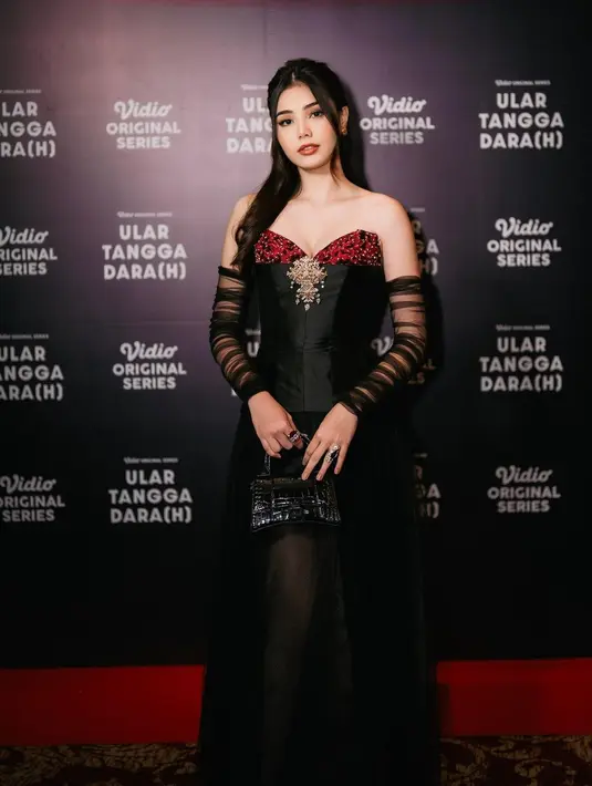 Ciarachel Fourneaux terlihat elegan dalam balutan custom gown dari @felissa_thung. Gaun tersebut hadir dalam model bustier kombinasi motif batik dan warna hitam polos. Sentuhan tradisional diberikan lewat aplikasi bros di bagian dada. [@clararachelfx]