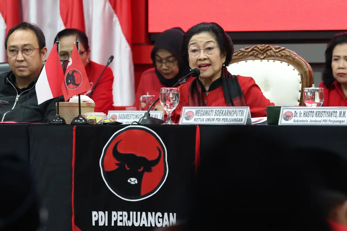 Ketua Umum DPP PDI Perjuangan, Megawati Soekarnoputri memberikan pengarahan di acara Pengarahan Kepala Daerah PDIP yang terpilih di Pilkada 2024, yang dilaksanakan di Sekolah Partai, Lenteng Agung, Jakarta Selatan, pada Rabu (19/2/2025).