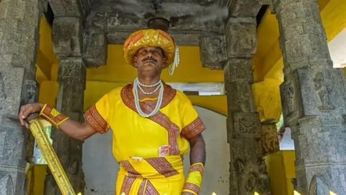 Abdul Azis menekuni pekerjaan sebagai manusia patung selama 32 tahun | Copyright odditycentral.com