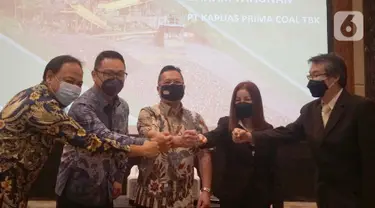 Direktur Independen PT Kapuas Prima Coal Tbk (ZINC) Padil Noor, Direktur Hendra Susanto William, Direktur Utama Harjanto Widjaja, Direktur Evelyne Kioe dan Notaris Satria Amiputra, berbincang usai RUPSLB di Jakarta, Jumat (09/06/2021). (Liputan6.com/HO/ZINC)