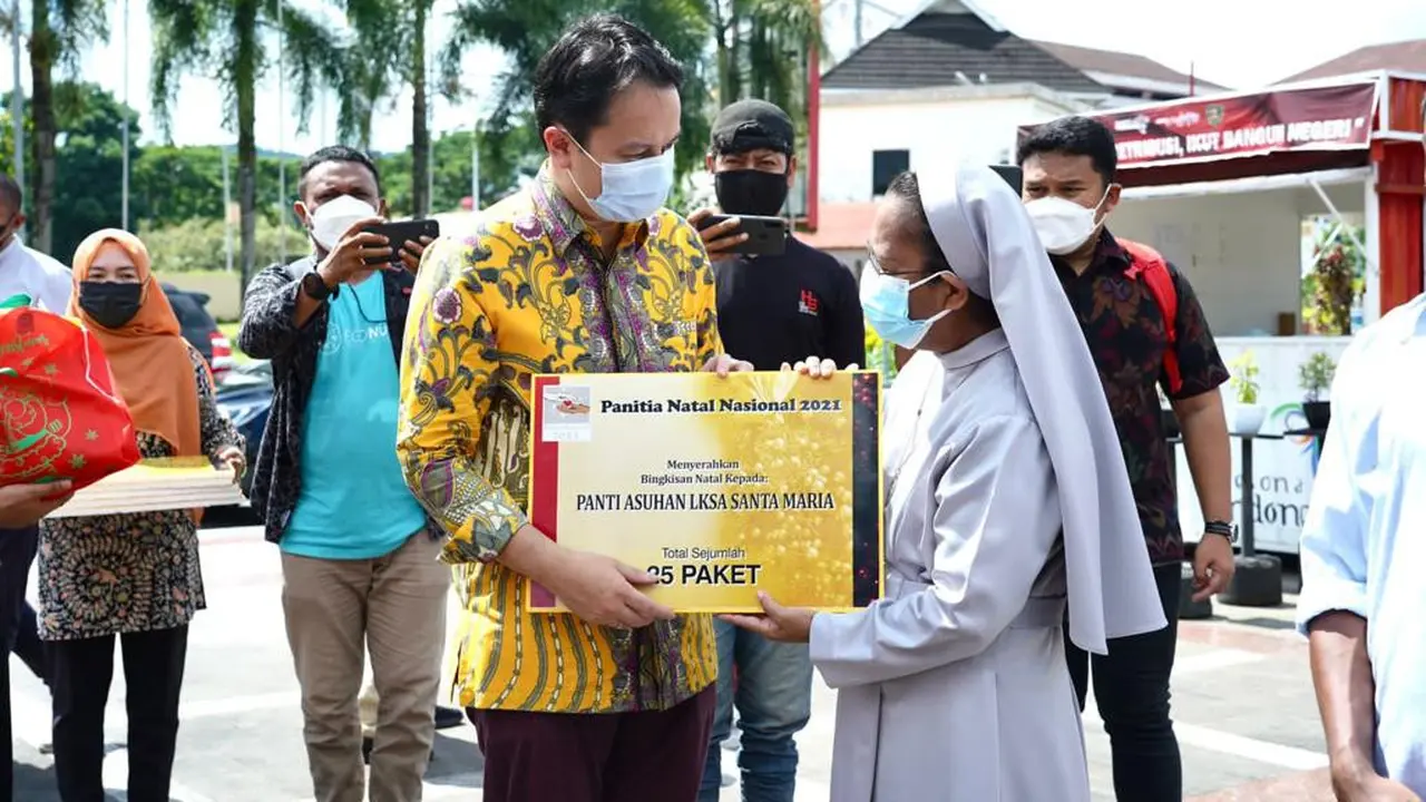 Ketua Panitia Natal Nasional 2021 Jerry Sambuaga membagikan paket sembako dan pangan di Ambon. (Istimewa)