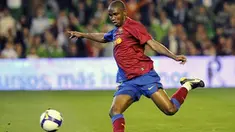 Barcelona's Samuel Eto&acute;o scores a penalty against Betis during their Spanish league match at the Ruiz de Lopera stadium in Sevilla, on February 14, 2009. AFP PHOTO/CRISTINA QUICLER