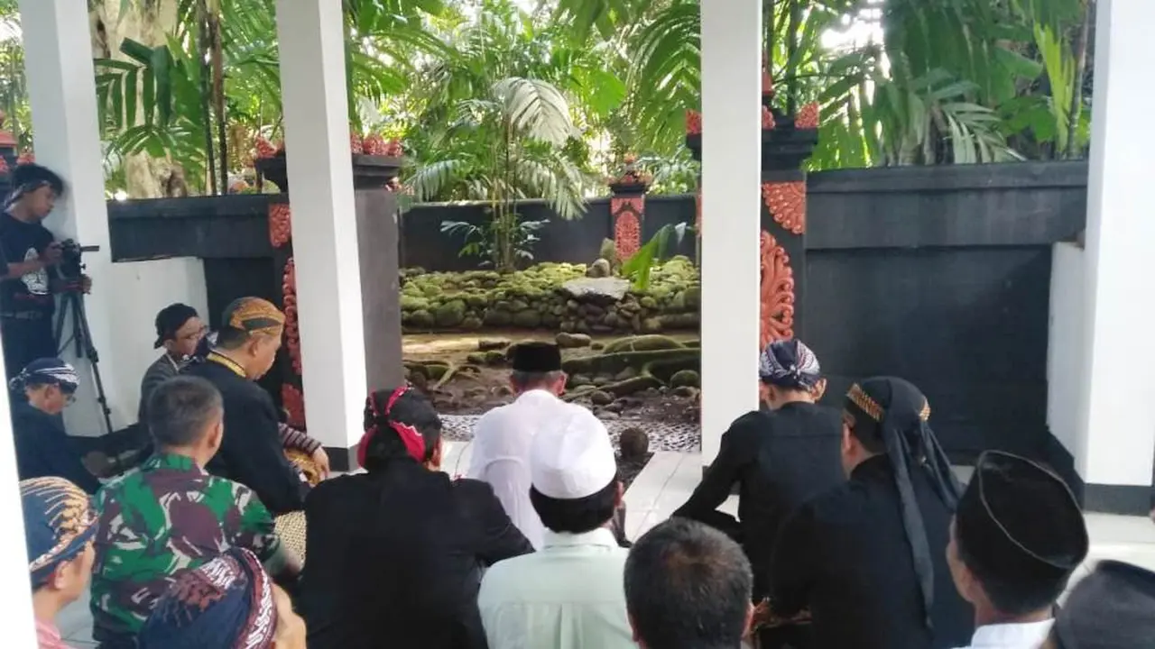 Ziarah makam leluhur dalam ritual Grebeg Onje, Kecamatan Mrebet, Purbalingga menjelang Ramadan. (Foto: Liputan6.com/Dikominfo PBG/Muhamad Ridlo)