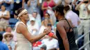 Petenis Jepang, Naomi Osaka dan Aryna Sabalenka dari Belarus bersalaman seusai laga putaran keempat turnamen AS Terbuka di New York, Senin (3/9). Naomi Osaka melaju ke perempat final berkat kemenangan 6-3, 2-6, 6-4. (AP/Kevin Hagen)