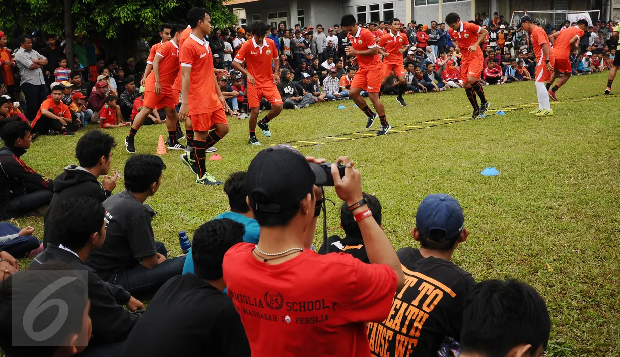Ratusan suporter berkumpul di pinggir lapangan menyaksikan sesi latihan Persija di NYTC, Sawangan, Depok, Selasa (24/1). Jelang kompetisi musim 2017, Persija melakukan latihan rutin di National Youth Training Centre. (Liputan6.com/Helmi Fithriansyah)