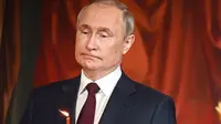 Presiden Rusia Vladimir Putin terlihat menggigit bibirnya pada misa tengah malam di Moskow. (AFP)