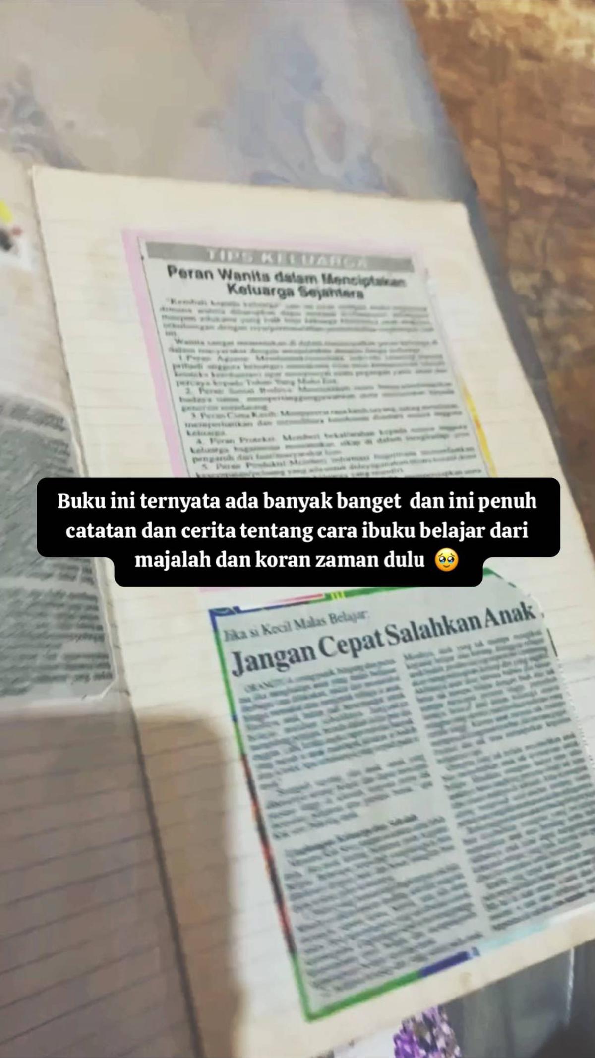 Berisi Potongan Koran yang Ditempel, Momen Wanita Temui Buku Lawas Milik Ibunya di Tahun 1980 Ini Curi Perhatian
