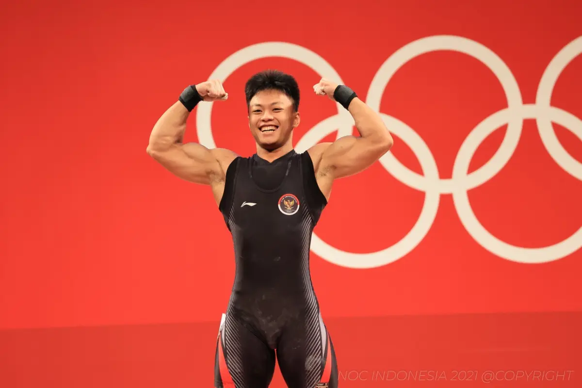 Lifter Indonesia Rahmat Erwin Abdullah saat berlaga di Olimpiade Tokyo 2020