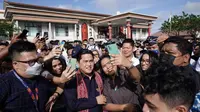 Menteri BUMN Erick Thohir melakukan kunjungan kerja ke Provinsi Kalimantan Barat, Sabtu (4/2/2023). Erick Thohir disambut oleh ribuan masyarakat muda Pontianak. (Dok KBUMN)