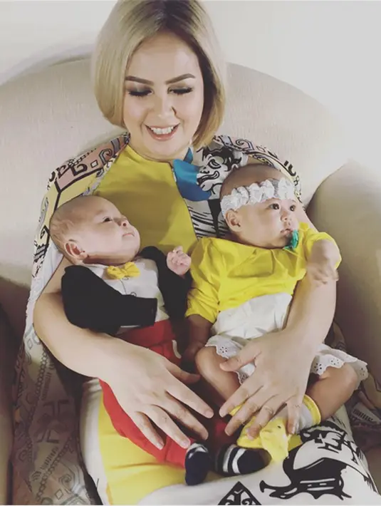 Lantaran buah hati yang lahir pada 20 November silam lahir prematur, pasangan ini melakukan penjagaan secara ketat pada buah hatinya. Bahkan, Chintya mengaku lebih overprotektif. (Instagram/Bintang.com)