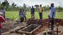 Kerabat seorang wanita yang meninggal karena Ebola mempersiapkan kuburannya di desa Kijavuzo, distrik Mubende, Uganda pada 29 September 2022. Vaksin Ebola eksperimental akan dikerahkan di Uganda ketika negara itu melakukan tindakan pencegahan yang keras termasuk penguncian di daerah yang terkena Ebola. (AP Photo/Hajarah Nalwadda, File)