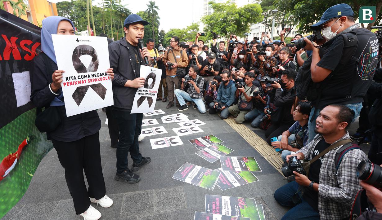 Perwakilan komunitas Centennialz melakukan orasi dalam Aksi Duka 1 Juta Pita Hitam untuk Timnas Indonesia U-20 dan Piala Dunia U-20 di trotoar FX Sudirman, Jakarta, Jumat (31/3/2023). (Bola.com/M Iqbal Ichsan)