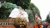 Langkah Prabowo-Hatta menuju KPU diiringi pawai reog yang menjadi ciri khas Ponorogo, Selasa (20/5/14). (Liputan6.com/Faizal Fanani)