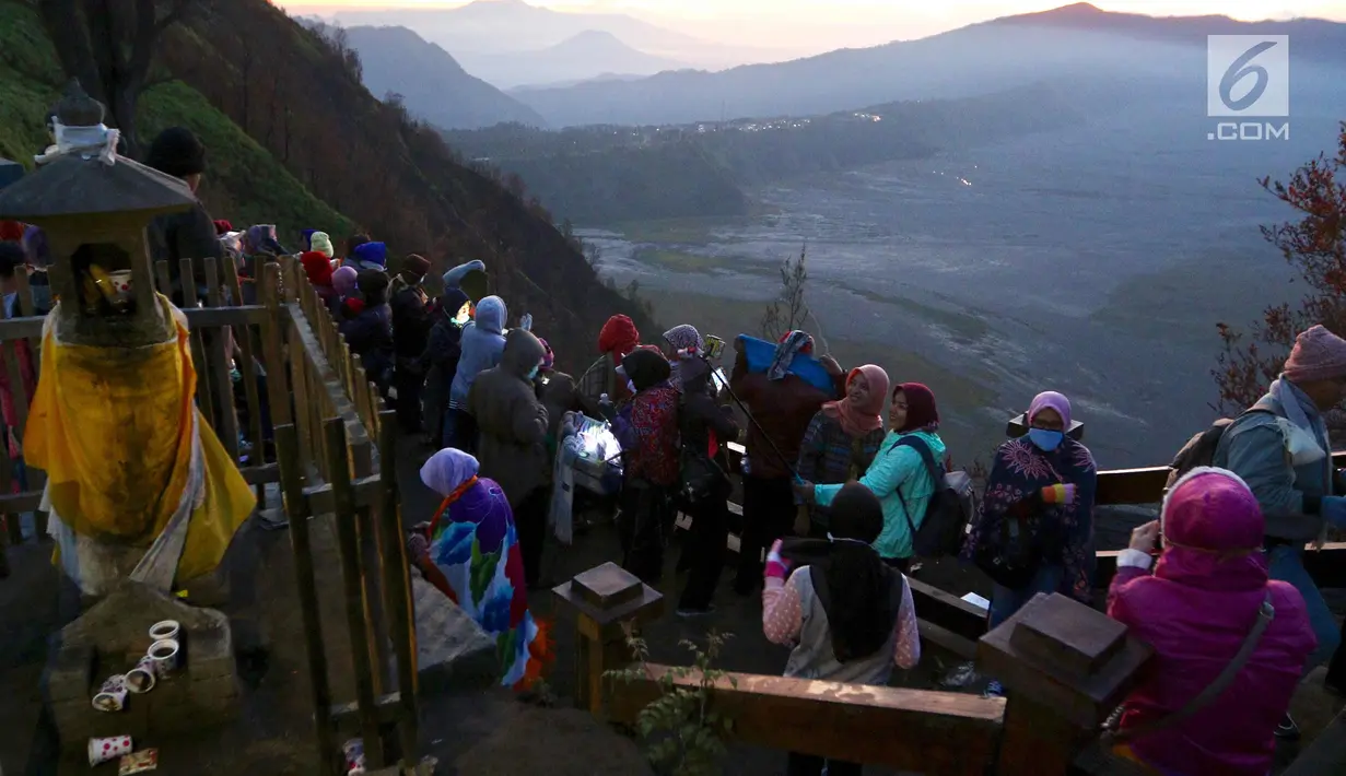 Wisatawan memadati Bukit Cinta untuk mengabadikan sunrise matahari di Kecamatan Tosari, Pasuruan, Jawa Timur, Sabtu (4/11). Bukit Cinta merupakan lokasi yang menarik untuk melihat matahari terbit. (Liputan6.com/Fery Pradolo)