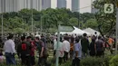Puluhan pelayat yang berasal dari berbagai kelompok masyarakat dalam pemakaman Ketua DPW PPP Abraham Lunggana atau Haji Lulung di TPU Karet Bivak, Jakarta, Selasa (14/12/2021). Ketua DWP PPP DKI Jakarta Abraham Lunggana alias Haji Lulung meninggal dunia, Selasa (14/12). (Liputan6.com/Faizal Fanani)