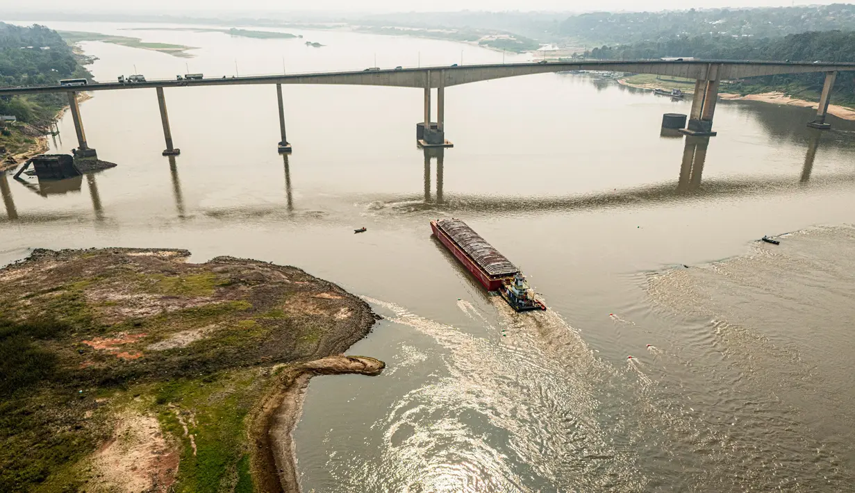Berkurangnya debit air sungai membuat kapal kargo pembawa bahan bakar, makanan dan barang lainnya harus mengurangi kecepatan ketika melintasi sungai Paraguay. (AP Photo/Jorge Saenz)