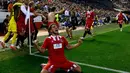 Pemain belakang Sevilla, Daniel Carrico (depan) merayakan keberhasilan timnya masuk ke fase final Liga Europa 2014 usai unggul agregat gol tandang atas Valencia di di Stadion Mestalla, Valencia (2/5/2014). (REUTERS/Albert Gea)