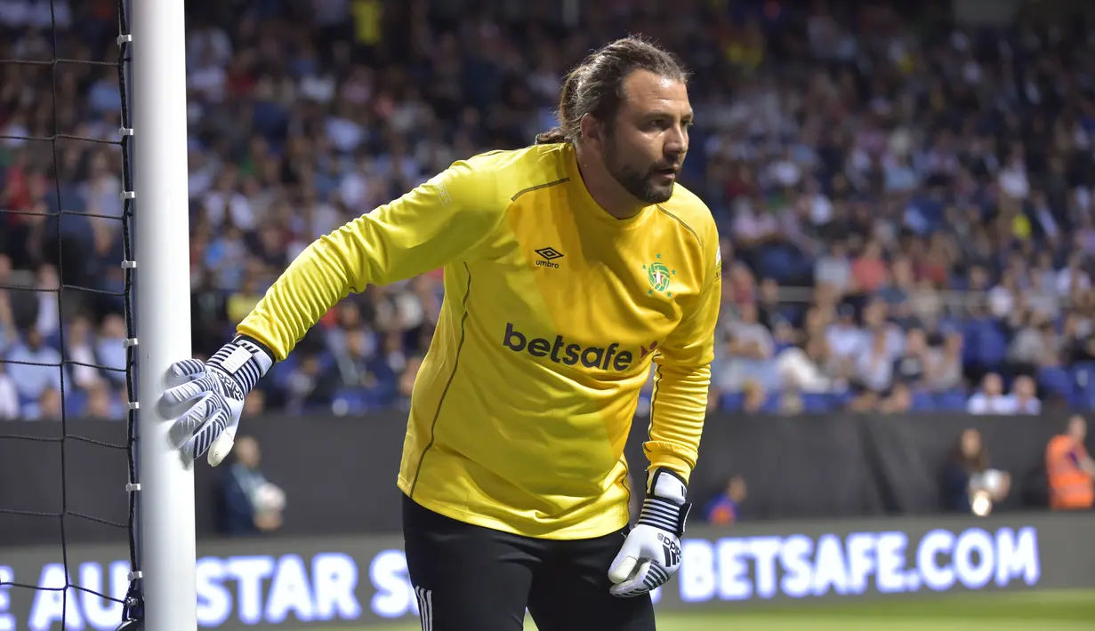 Kiper Sebastian Frey menjaga gawangnya saat bertanding melawan Jerman dalam turnamen Star Sixes di O2 Arena di London (13/7). Turnamen ini digelar disebuah indoor stadium berkapasitas 20 ribu penonton. (AFP Photo/Olly Greenwood)